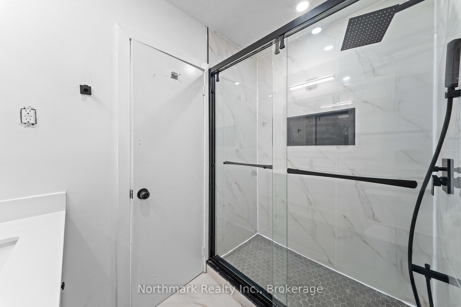 Photo 11 of 48 Benway Drive, Etobicoke, Rexdale-Kipling — HOMEH