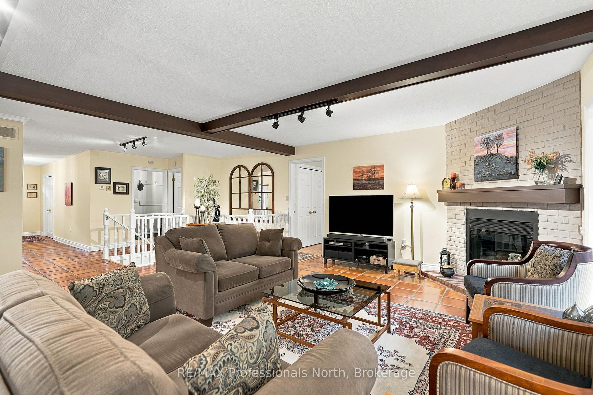 Photo 14 of 8 Palmer Court, Bracebridge, Macaulay — HOMEH