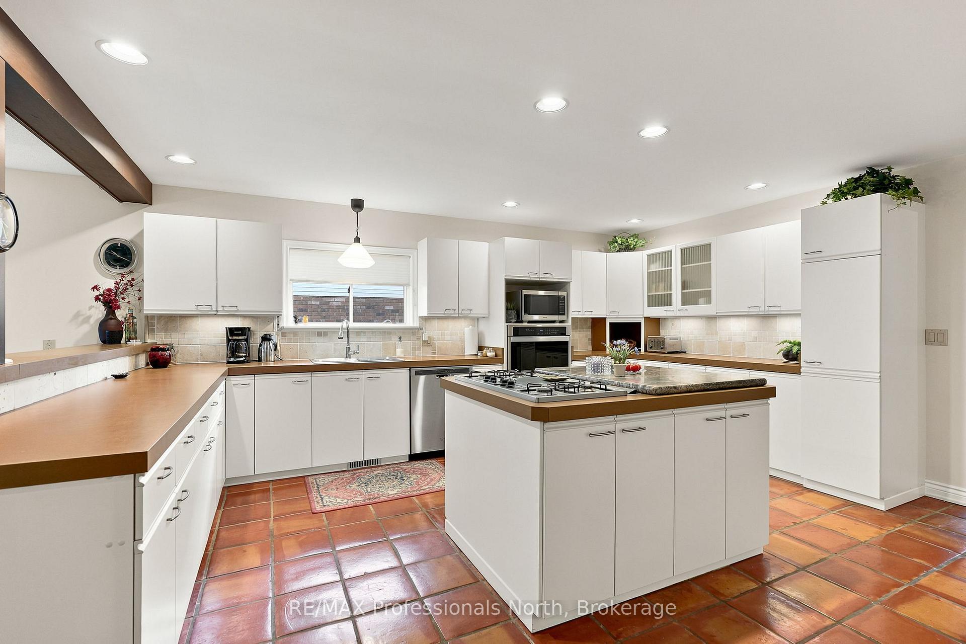 Photo 24 of 8 Palmer Court, Bracebridge, Macaulay — HOMEH
