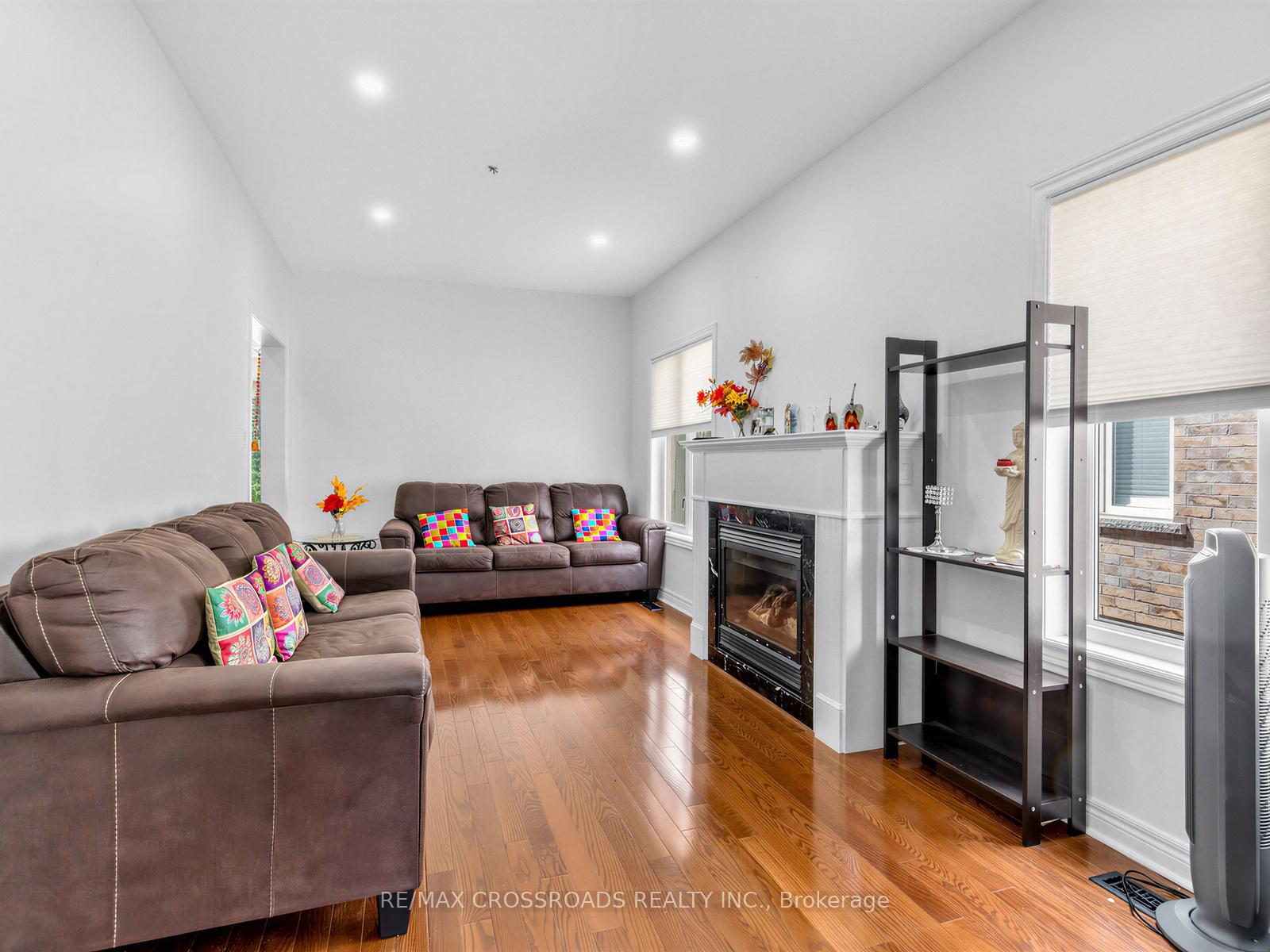 Photo 5 of 23 Worthview Drive S, Vaughan, West Woodbridge — HOMEH