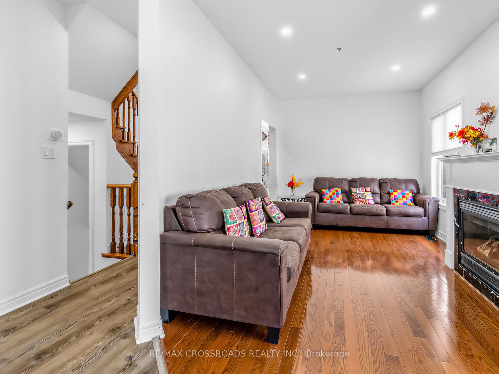 Photo 6 of 23 Worthview Drive S, Vaughan, West Woodbridge — HOMEH