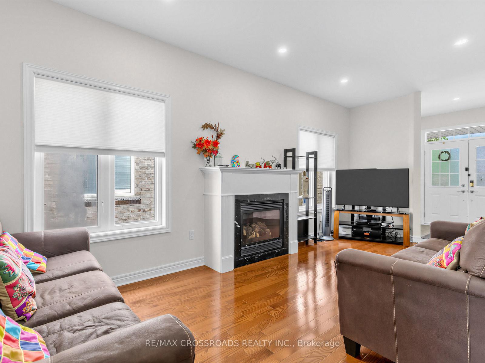 Photo 7 of 23 Worthview Drive S, Vaughan, West Woodbridge — HOMEH