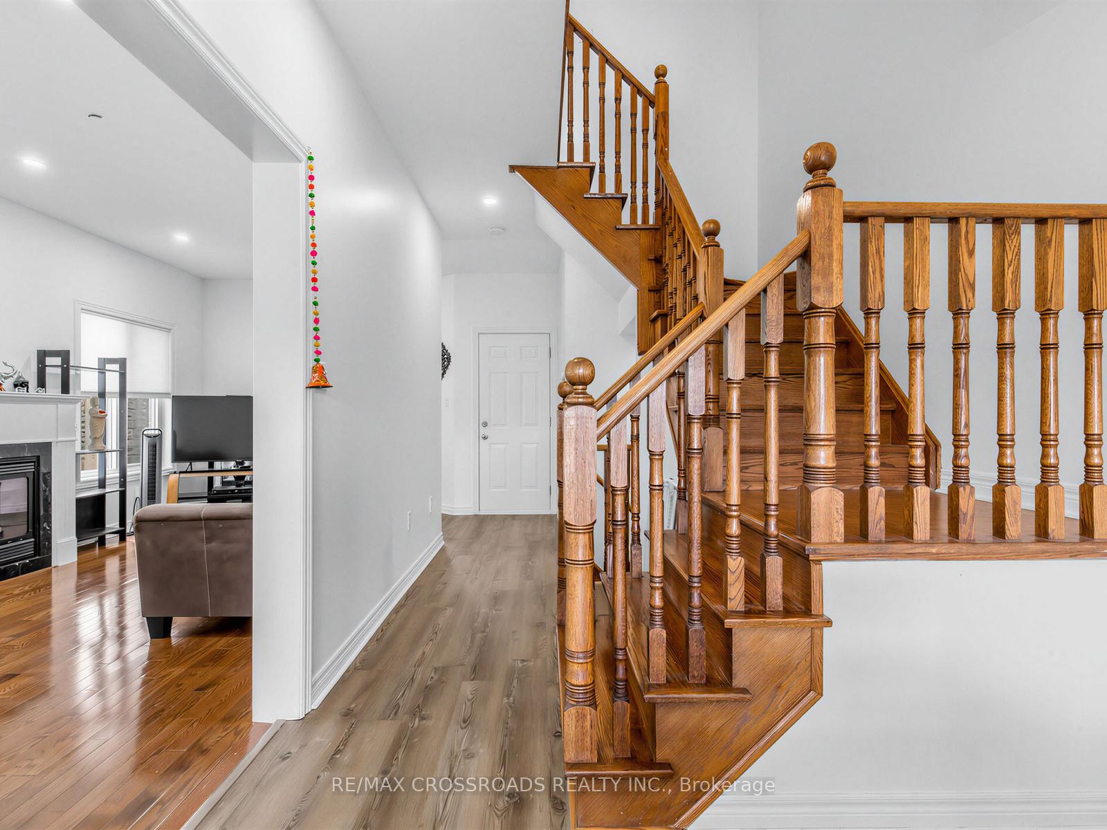 Photo 8 of 23 Worthview Drive S, Vaughan, West Woodbridge — HOMEH