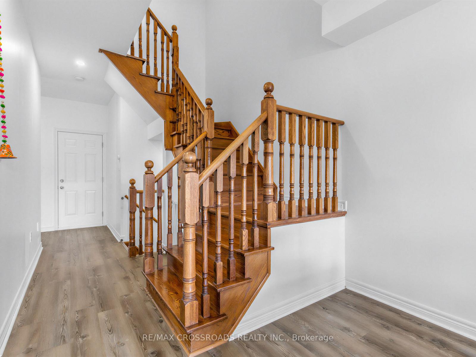 Photo 9 of 23 Worthview Drive S, Vaughan, West Woodbridge — HOMEH