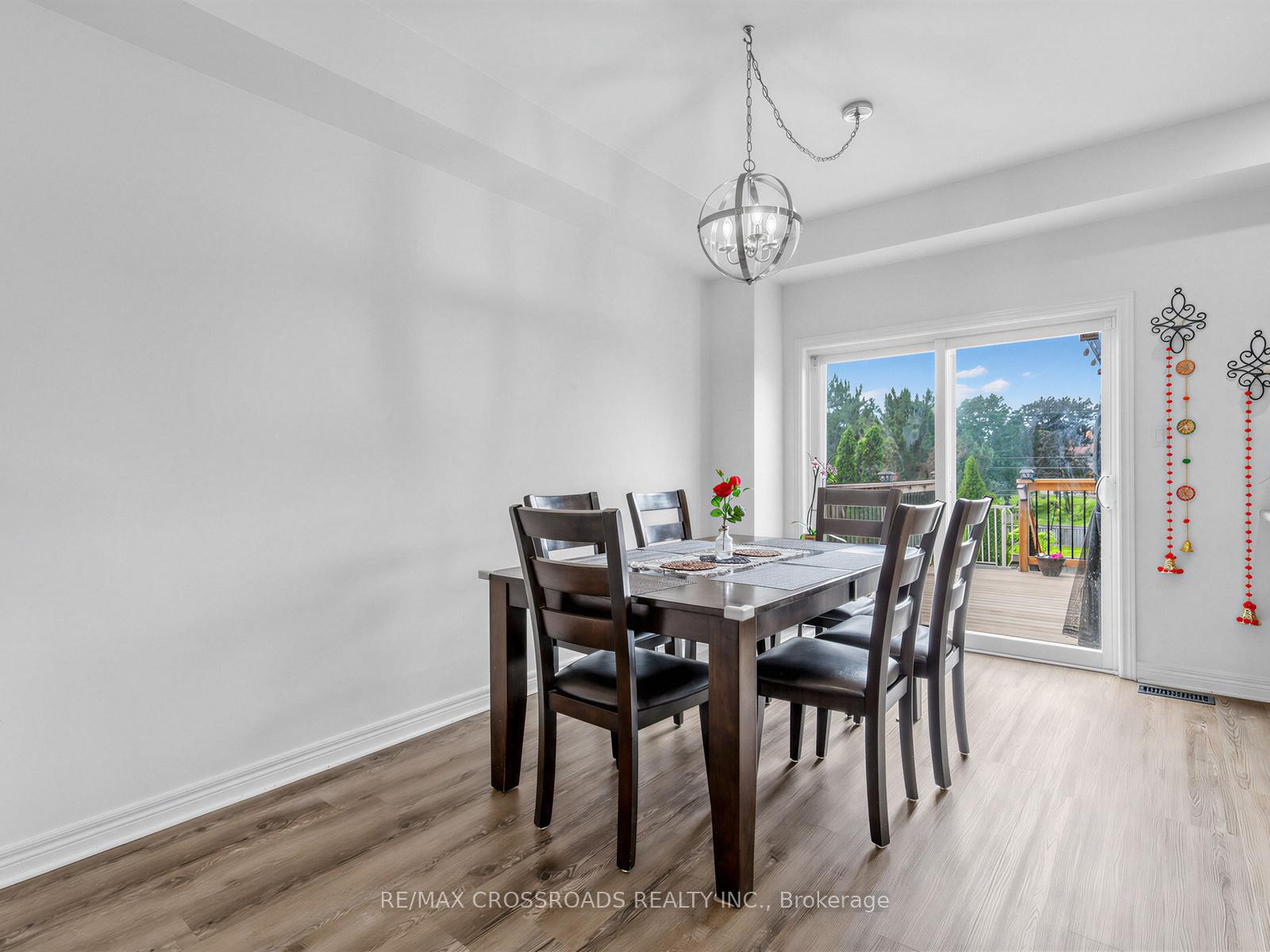 Photo 10 of 23 Worthview Drive S, Vaughan, West Woodbridge — HOMEH