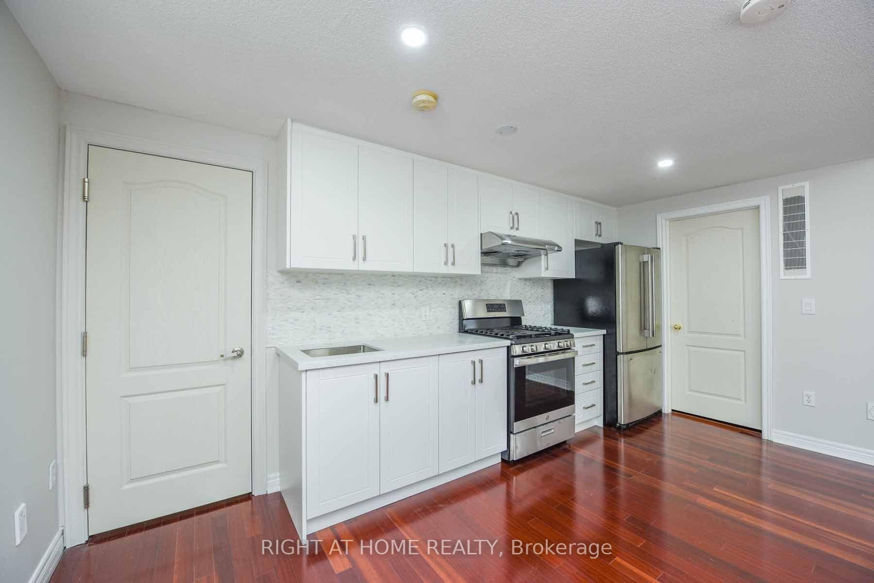 Photo 4 of Unit Lower, 2229 Glazebrook Circle, Oakville, Westmount — HOMEH