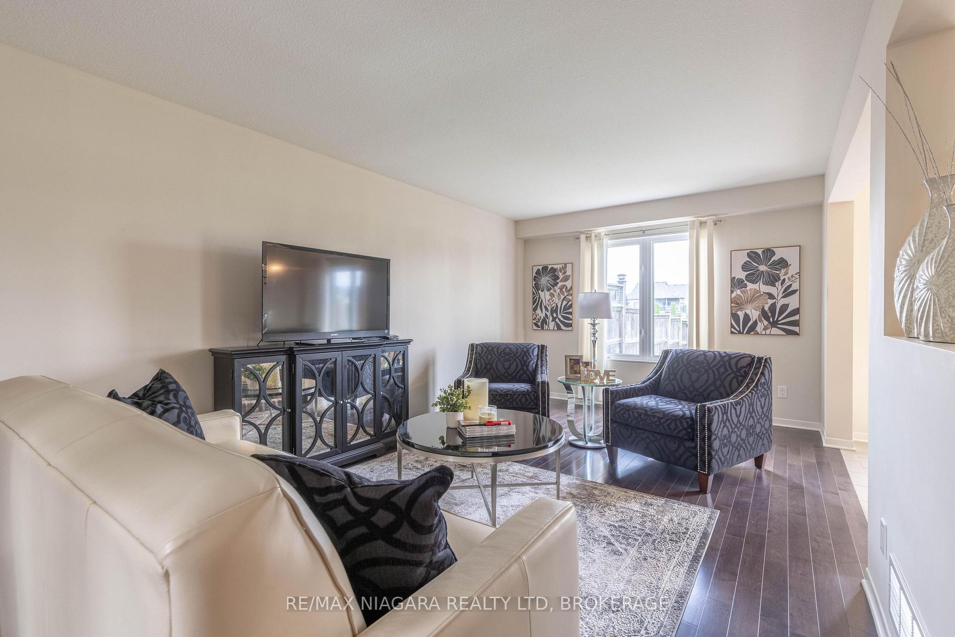 Photo 5 of 8625 Upper Canada Drive, Niagara Falls, Forestview — HOMEH