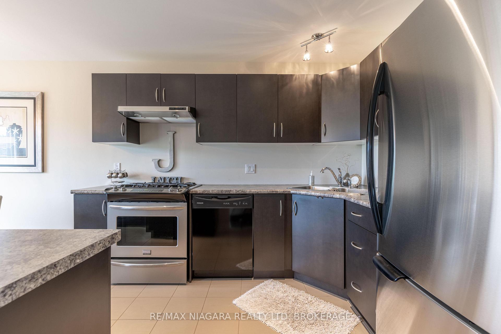 Photo 8 of 8625 Upper Canada Drive, Niagara Falls, Forestview — HOMEH