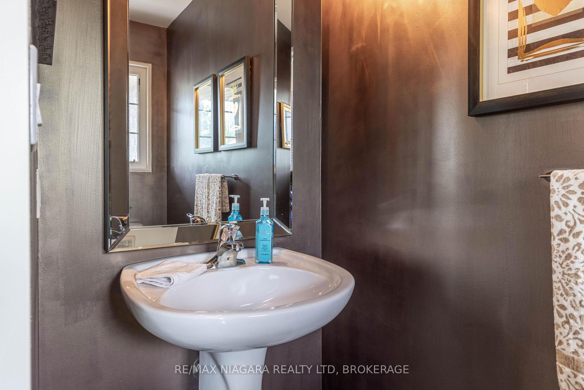Photo 12 of 8625 Upper Canada Drive, Niagara Falls, Forestview — HOMEH