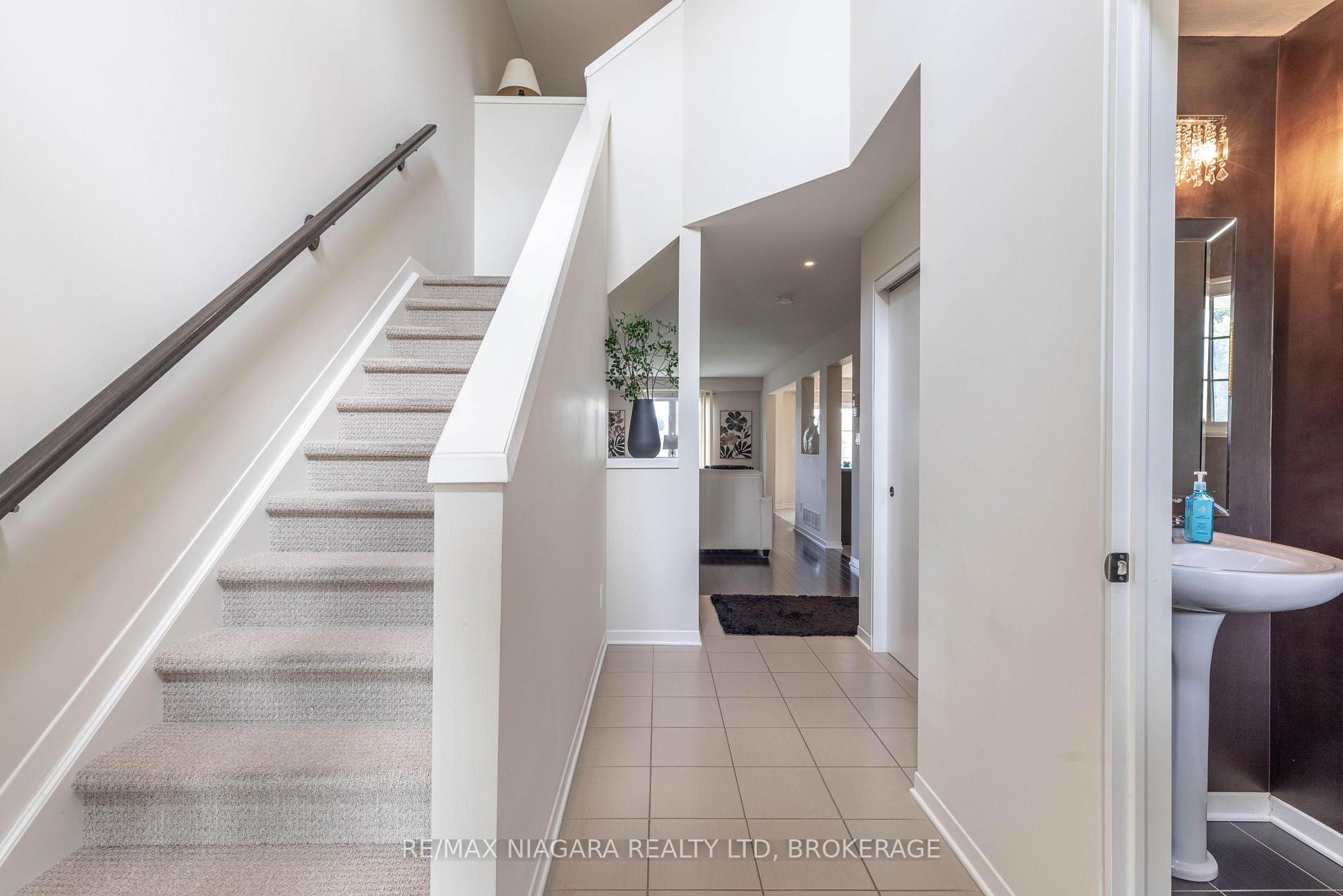 Photo 14 of 8625 Upper Canada Drive, Niagara Falls, Forestview — HOMEH