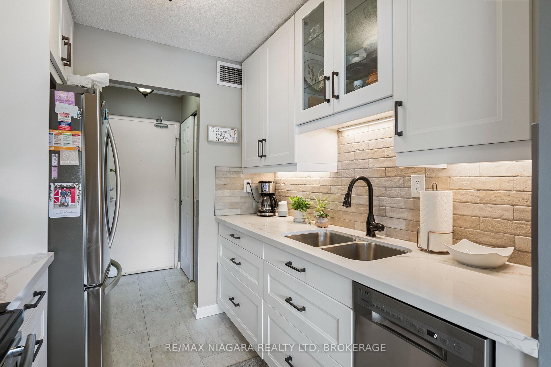 Photo 3 of Unit 407, 365 Geneva Street, St. Catharines, Fairview — HOMEH