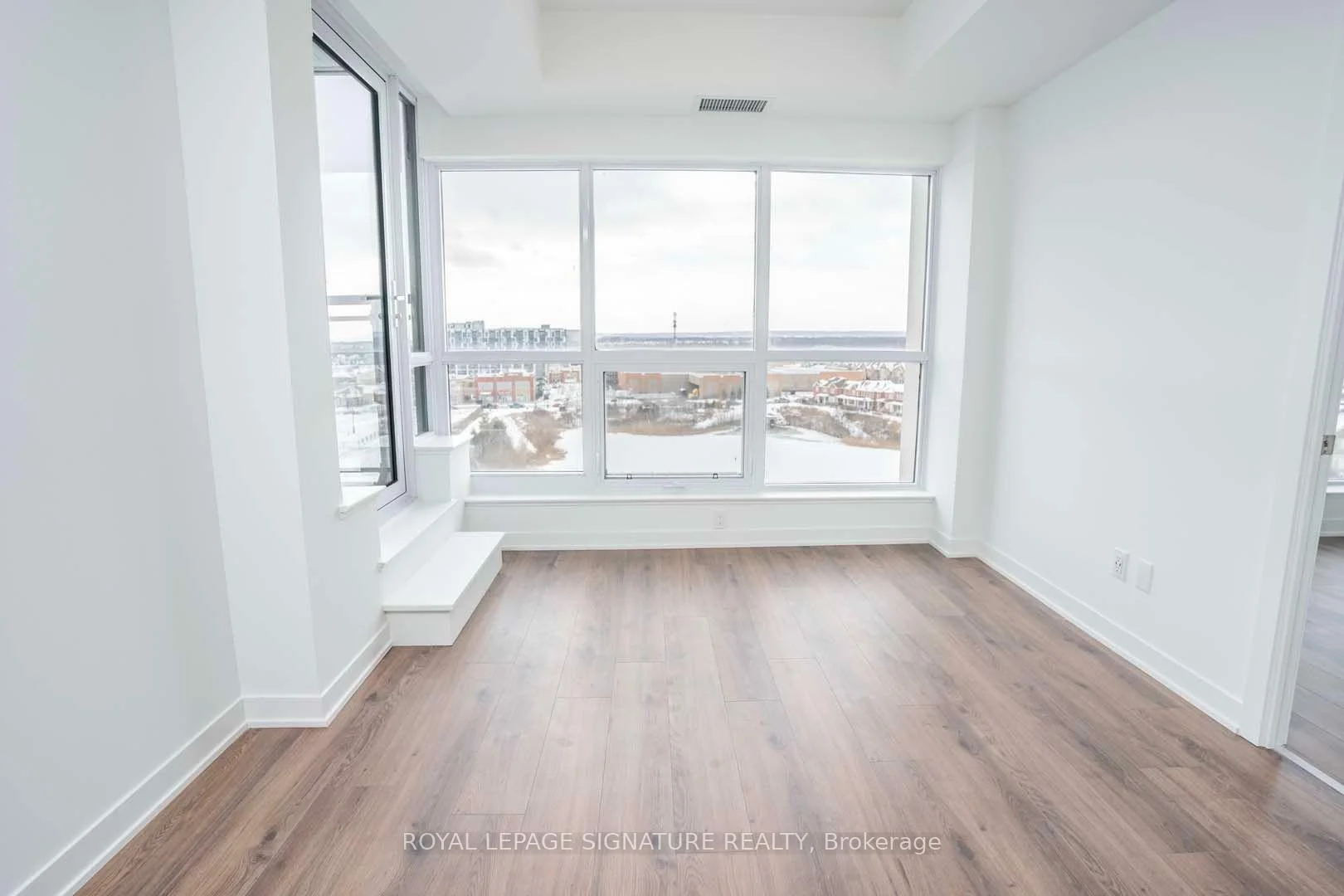 Photo 9 of Unit 708, 405 Dundas Street W, Oakville, Glenorchy — HOMEH