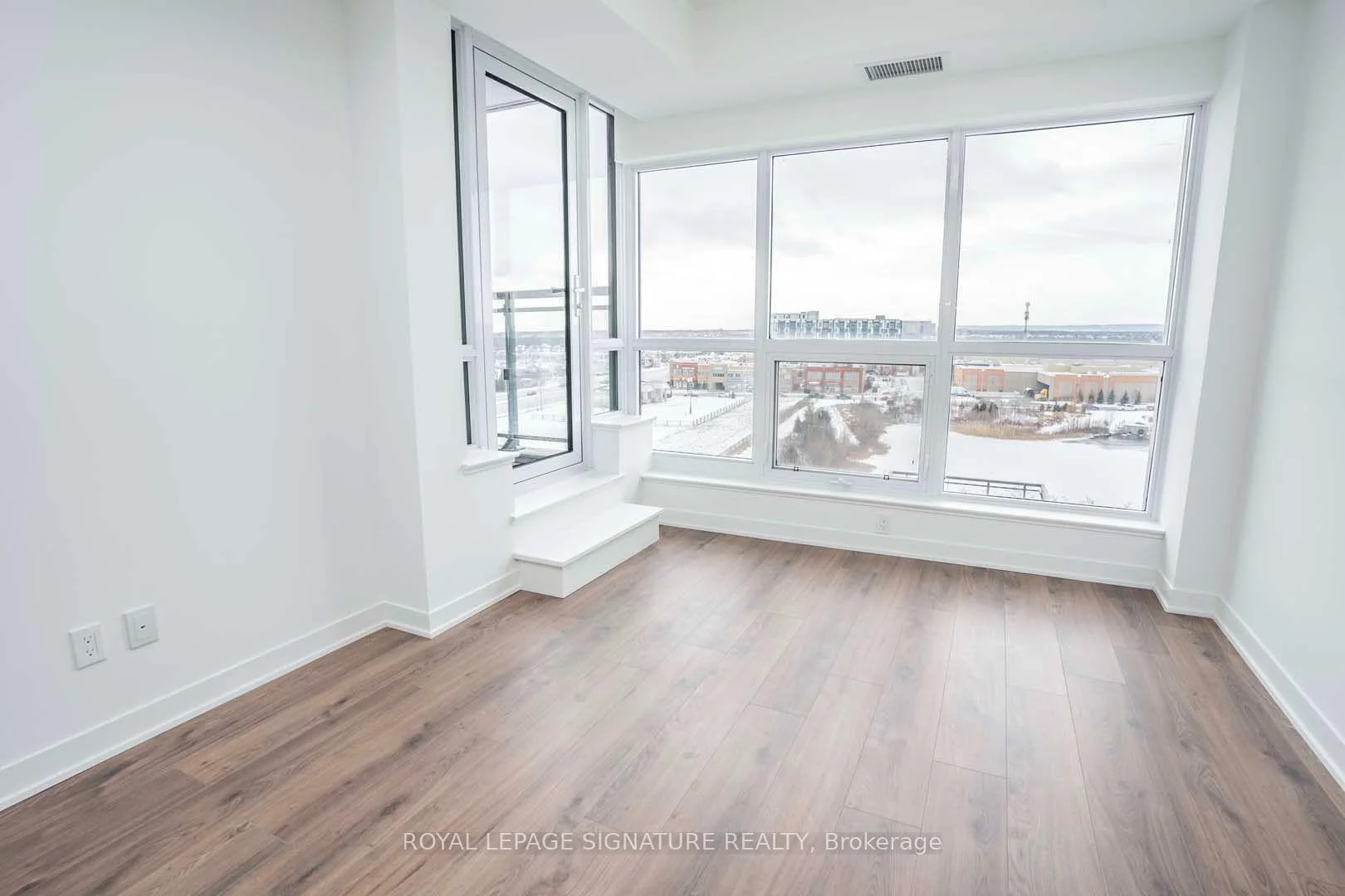 Photo 10 of Unit 708, 405 Dundas Street W, Oakville, Glenorchy — HOMEH