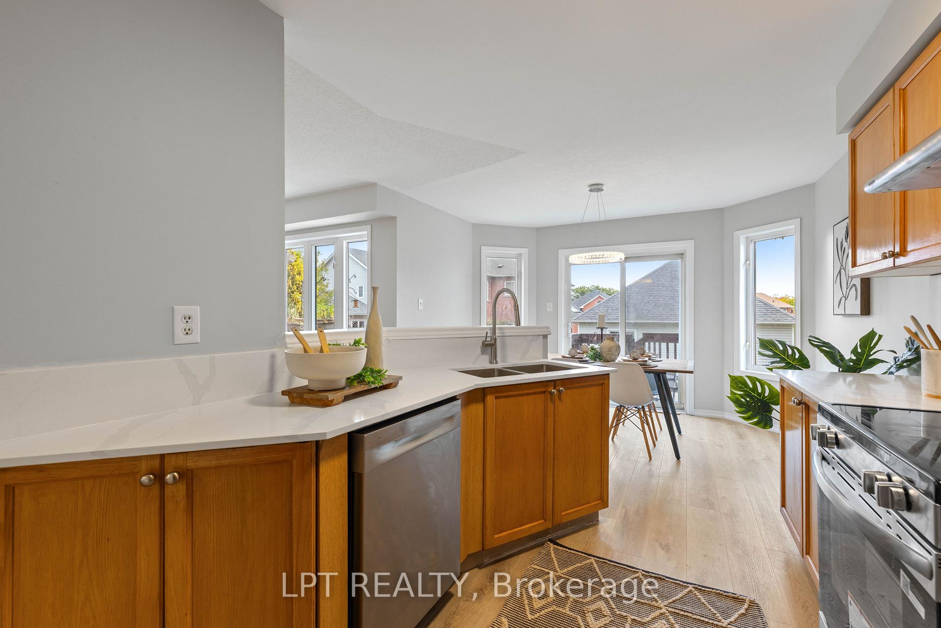 Photo 14 of 31 Laurendale Avenue, Georgina, Keswick South — HOMEH