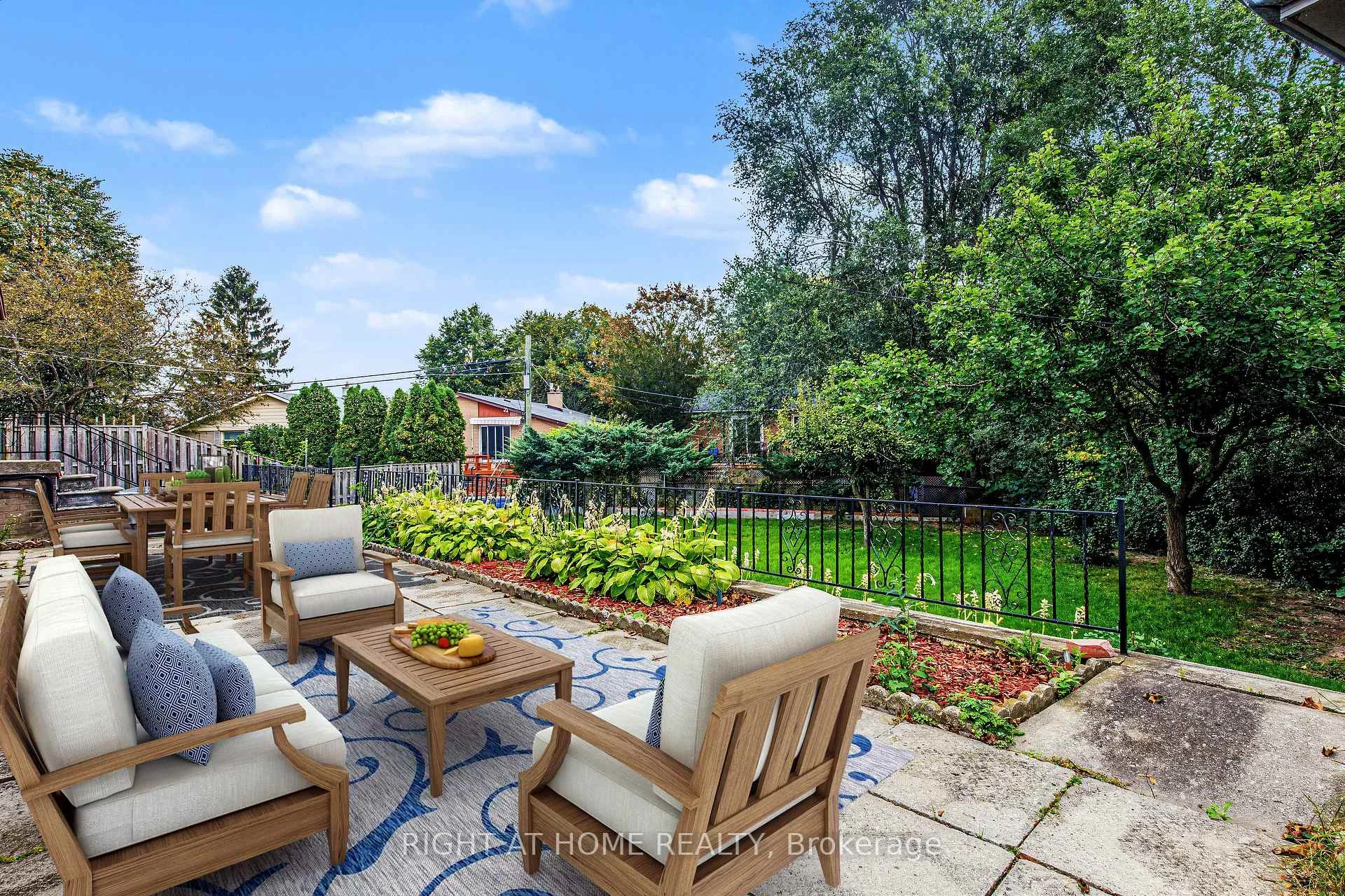 Photo 4 of 11 Fareham Crescent, Scarborough, Guildwood — HOMEH