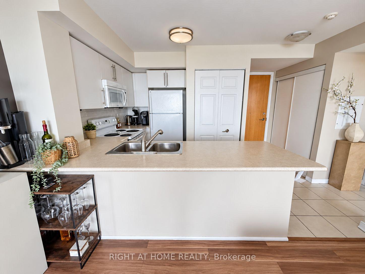 Photo 8 of Unit 906, 340 Watson Street W, Whitby, Port Whitby — HOMEH