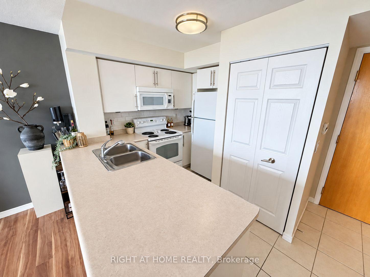 Photo 9 of Unit 906, 340 Watson Street W, Whitby, Port Whitby — HOMEH