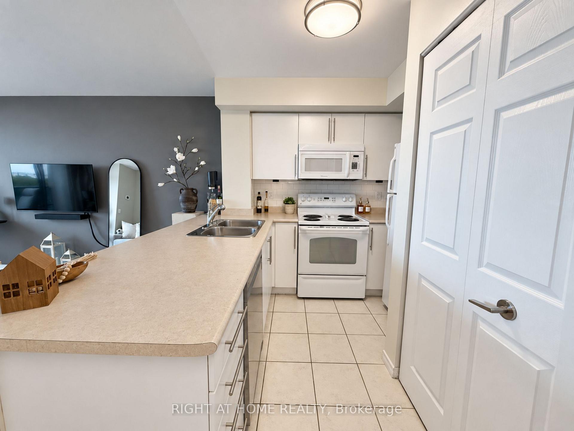 Photo 10 of Unit 906, 340 Watson Street W, Whitby, Port Whitby — HOMEH