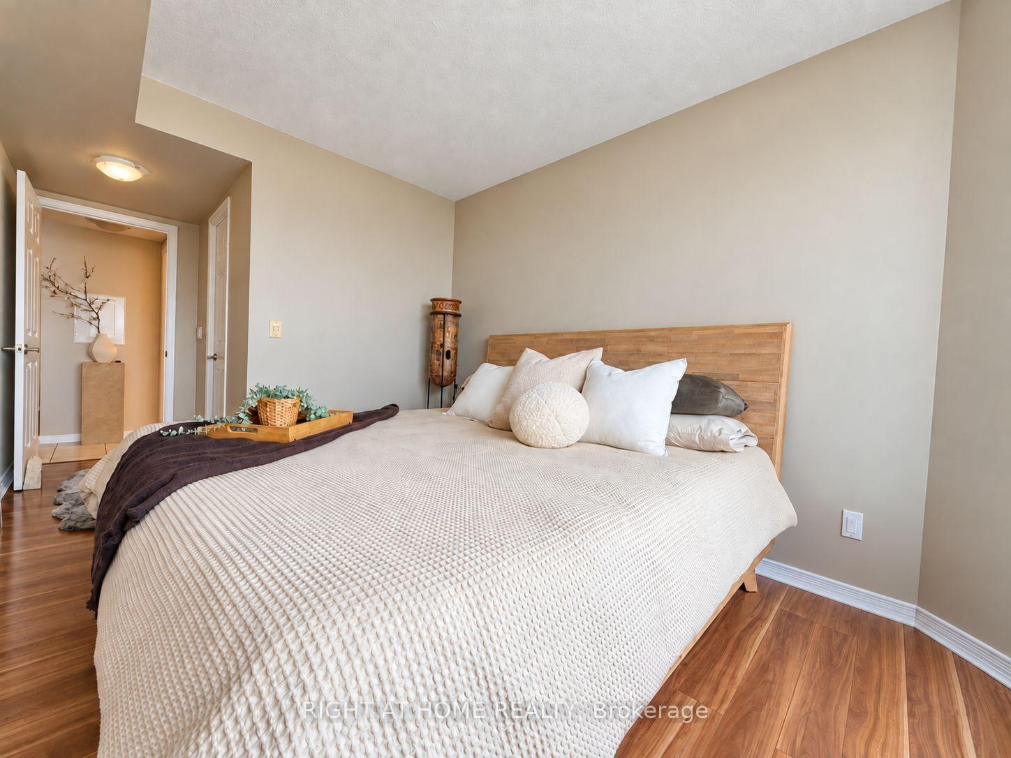 Photo 12 of Unit 906, 340 Watson Street W, Whitby, Port Whitby — HOMEH