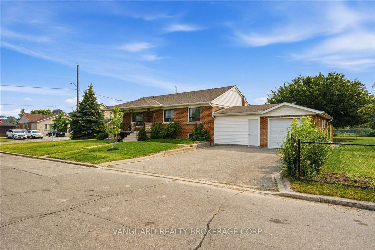 Photo 2 of 39 Camborne Avenue, North York, Downsview-Roding-CFB — HOMEH