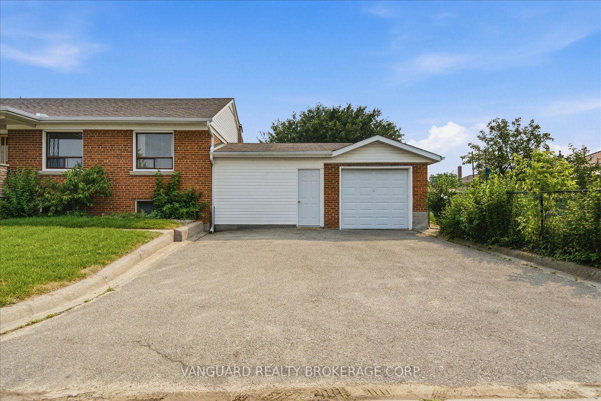 Photo 3 of 39 Camborne Avenue, North York, Downsview-Roding-CFB — HOMEH