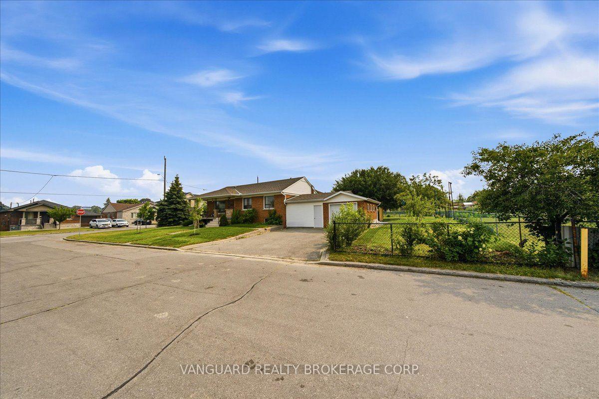 Photo 4 of 39 Camborne Avenue, North York, Downsview-Roding-CFB — HOMEH