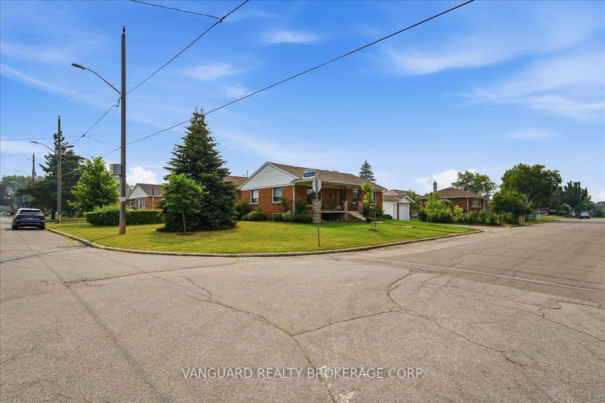 Photo 6 of 39 Camborne Avenue, North York, Downsview-Roding-CFB — HOMEH