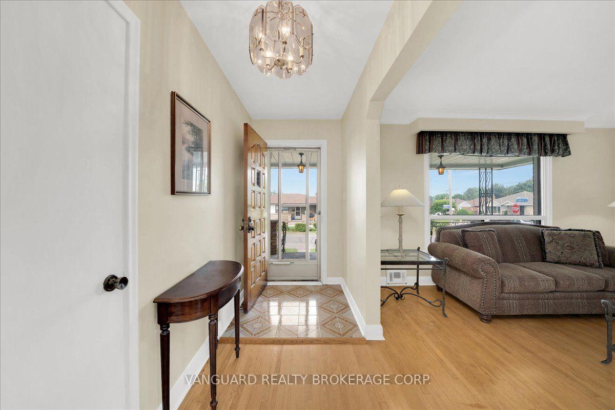 Photo 9 of 39 Camborne Avenue, North York, Downsview-Roding-CFB — HOMEH