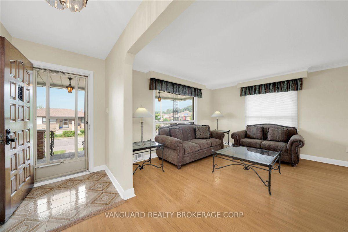 Photo 10 of 39 Camborne Avenue, North York, Downsview-Roding-CFB — HOMEH