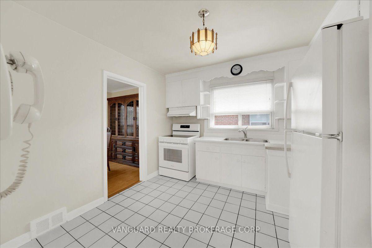 Photo 19 of 39 Camborne Avenue, North York, Downsview-Roding-CFB — HOMEH