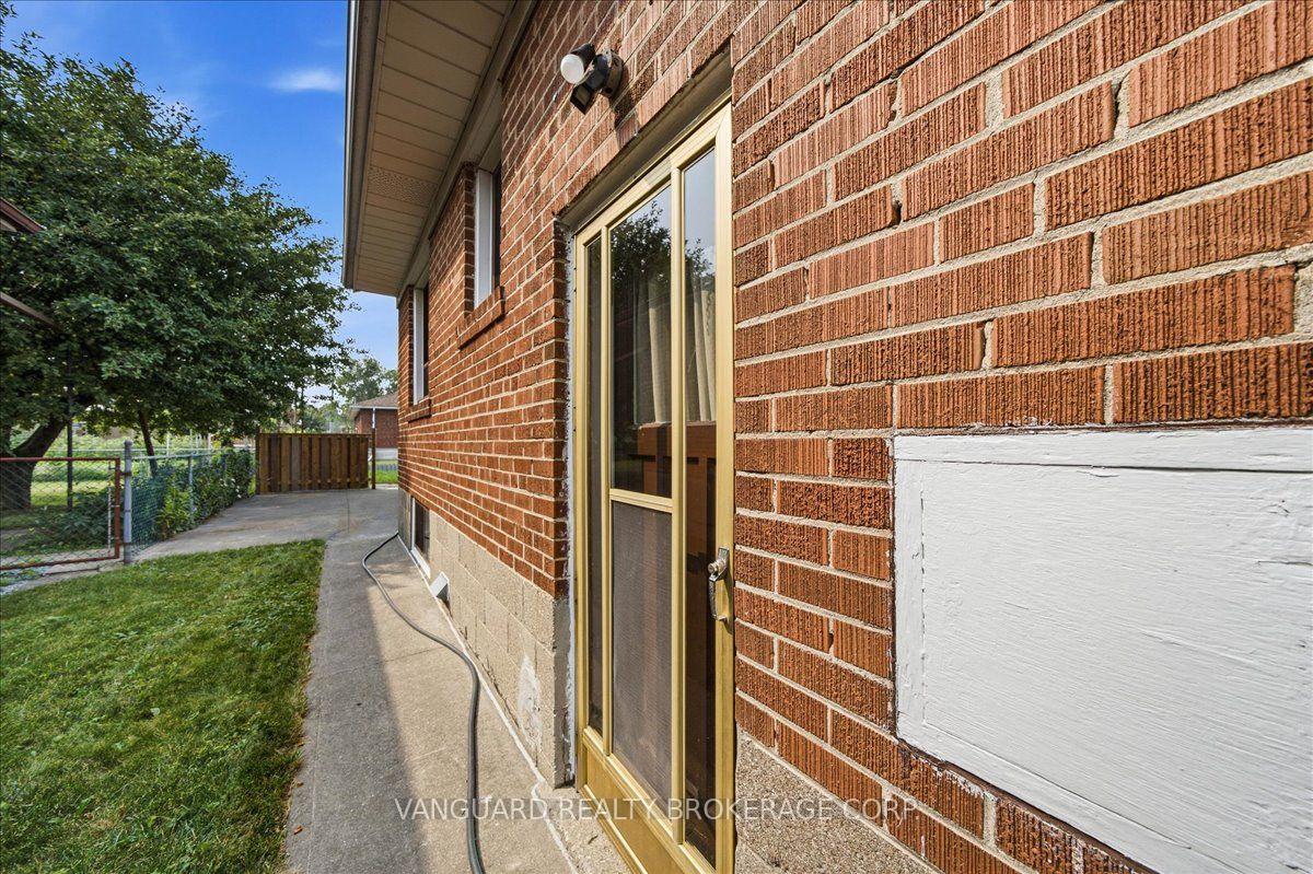 Photo 44 of 39 Camborne Avenue, North York, Downsview-Roding-CFB — HOMEH