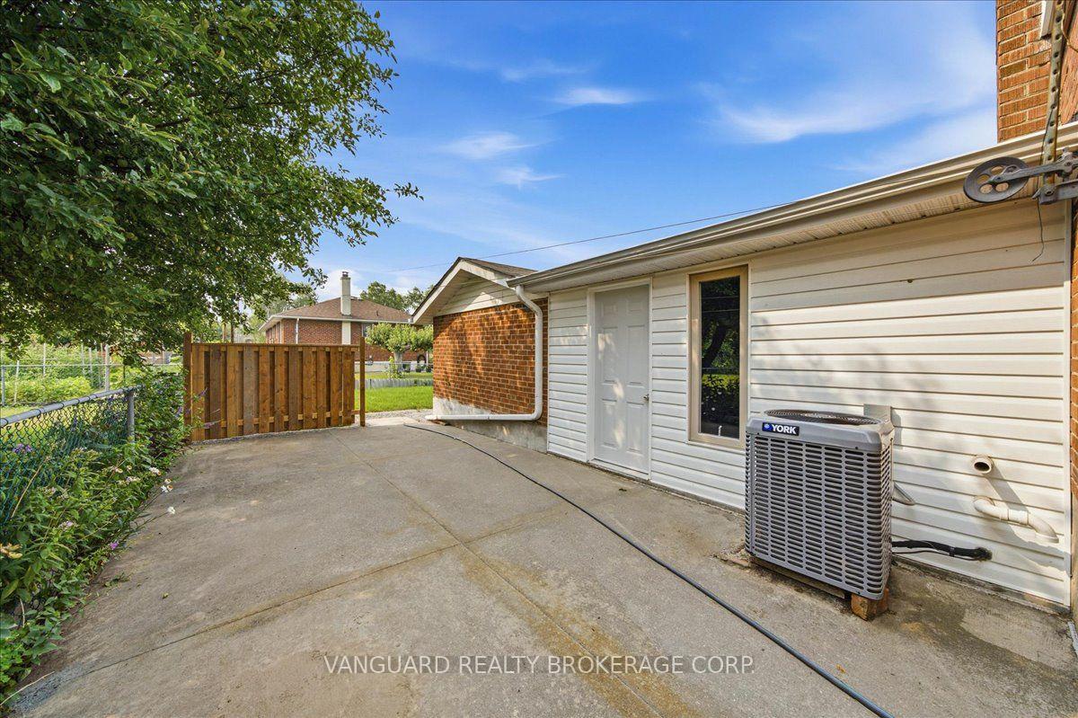 Photo 45 of 39 Camborne Avenue, North York, Downsview-Roding-CFB — HOMEH