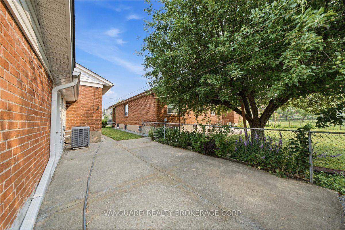 Photo 46 of 39 Camborne Avenue, North York, Downsview-Roding-CFB — HOMEH