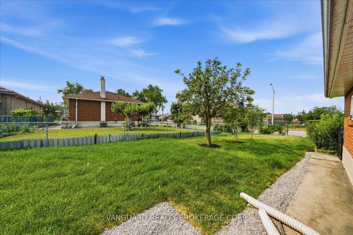 Photo 47 of 39 Camborne Avenue, North York, Downsview-Roding-CFB — HOMEH
