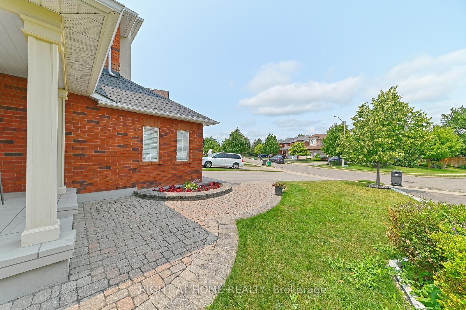 Photo 4 of 65 Baybrook Road, Brampton, Snelgrove — HOMEH