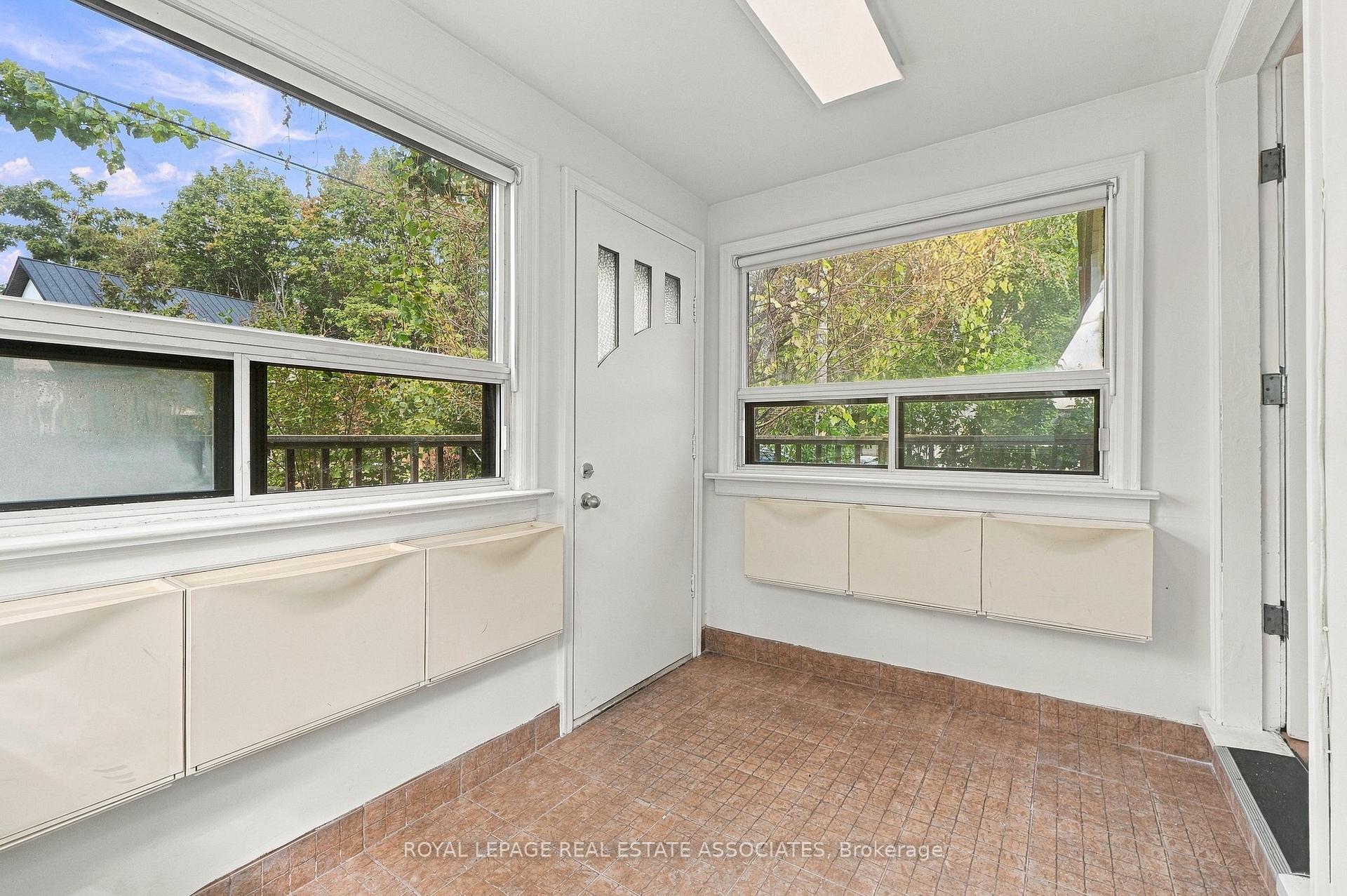 Photo 3 of 268 Troy Street, Mississauga, Mineola — HOMEH