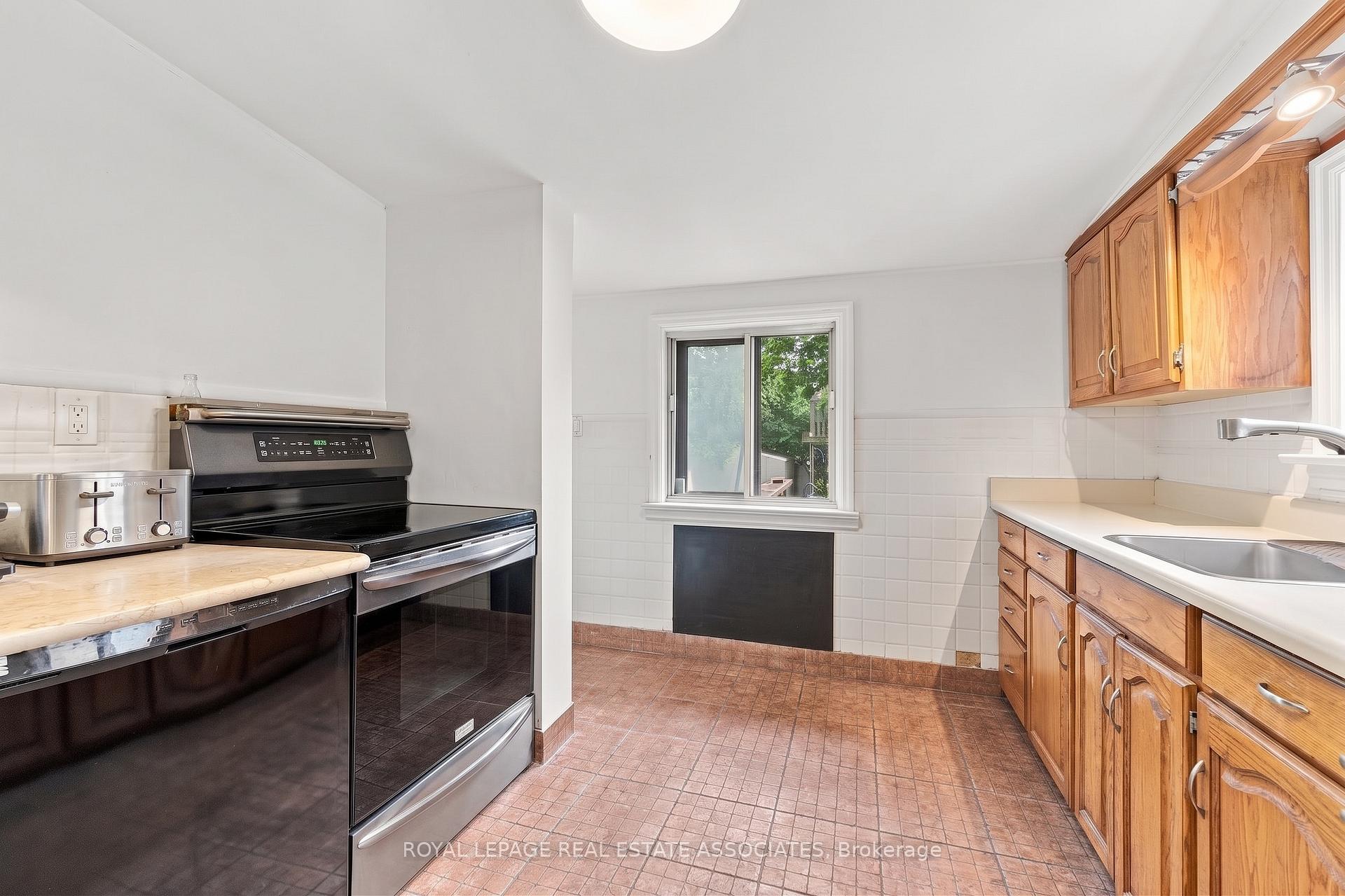 Photo 7 of 268 Troy Street, Mississauga, Mineola — HOMEH