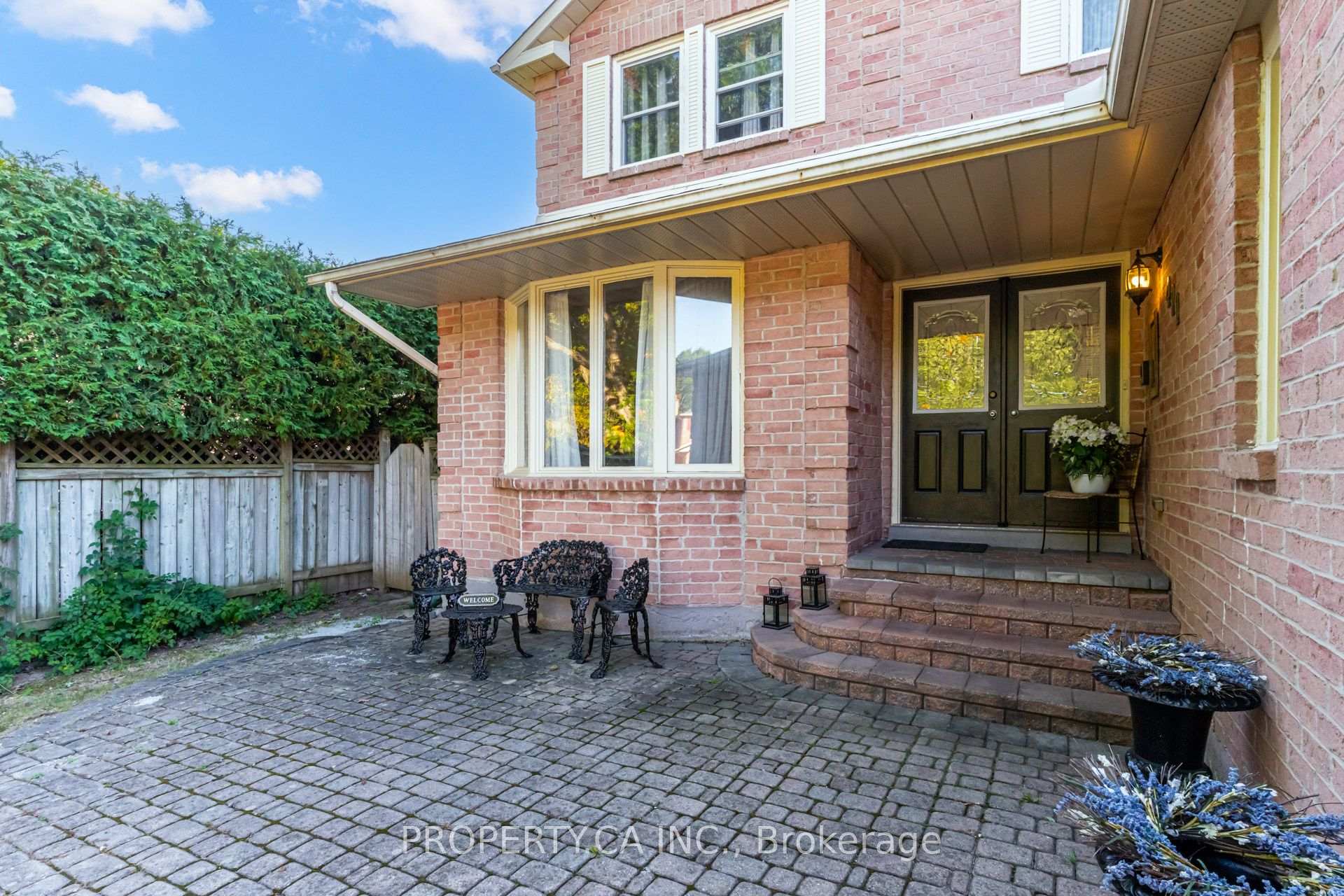Photo 3 of 411 Freeman Crescent, Oakville, Falgarwood — HOMEH