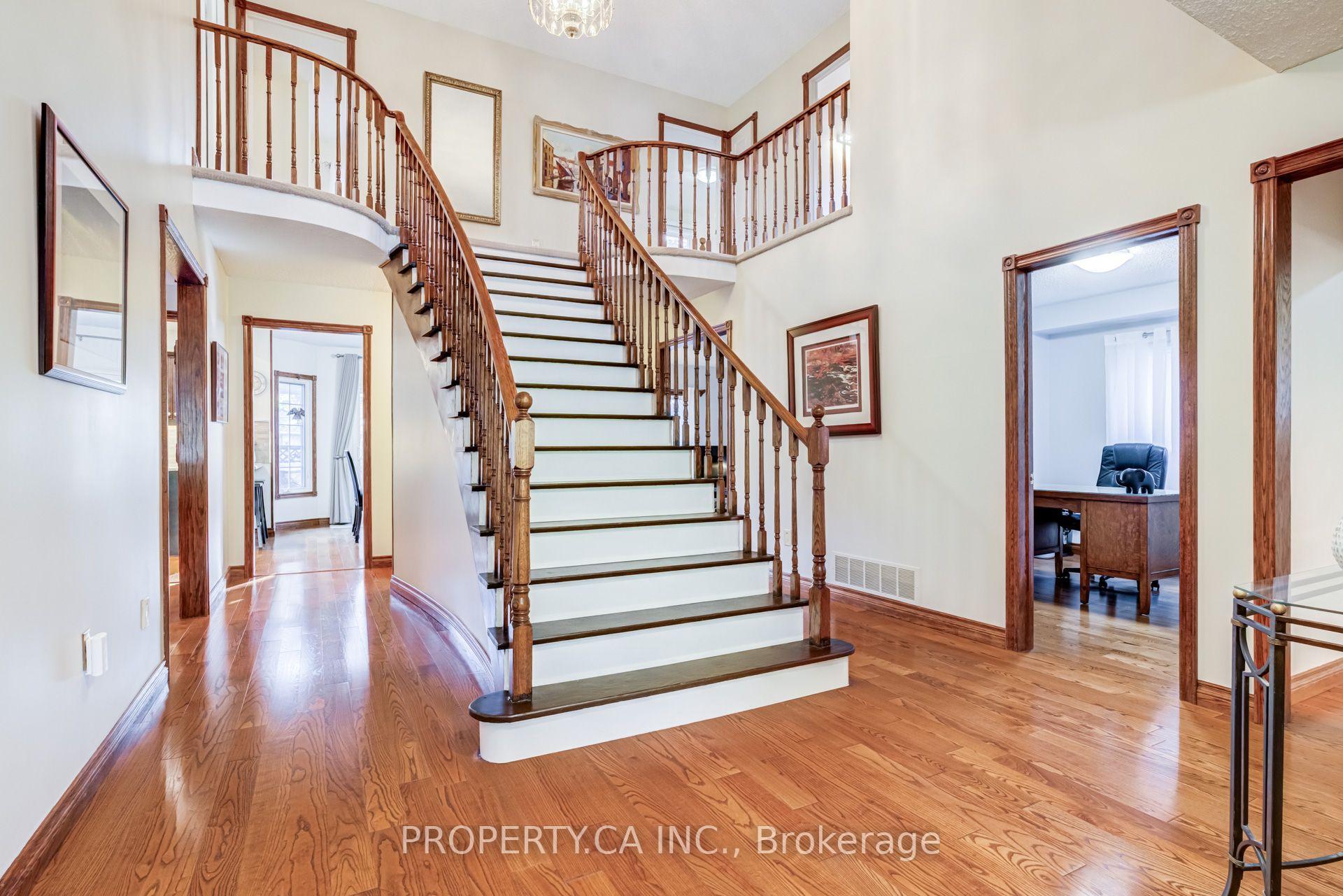 Photo 5 of 411 Freeman Crescent, Oakville, Falgarwood — HOMEH