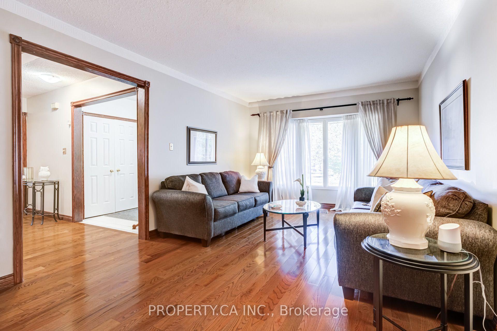 Photo 8 of 411 Freeman Crescent, Oakville, Falgarwood — HOMEH