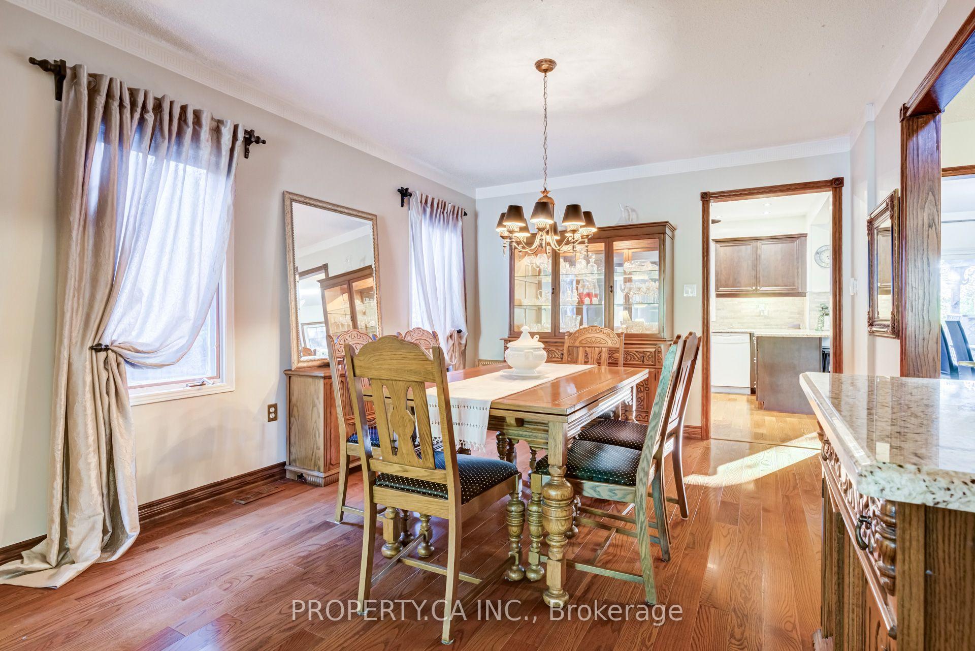 Photo 10 of 411 Freeman Crescent, Oakville, Falgarwood — HOMEH