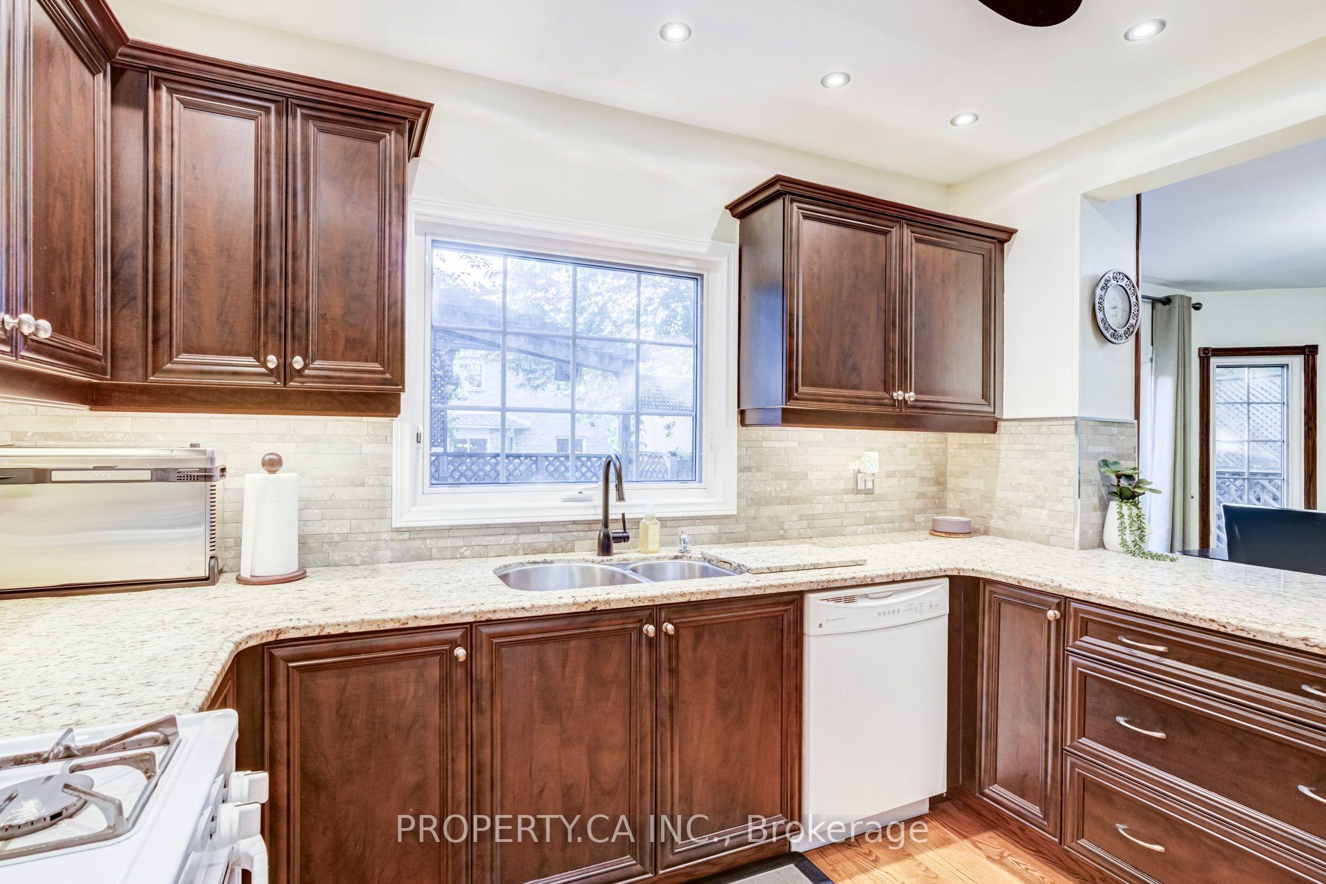 Photo 14 of 411 Freeman Crescent, Oakville, Falgarwood — HOMEH