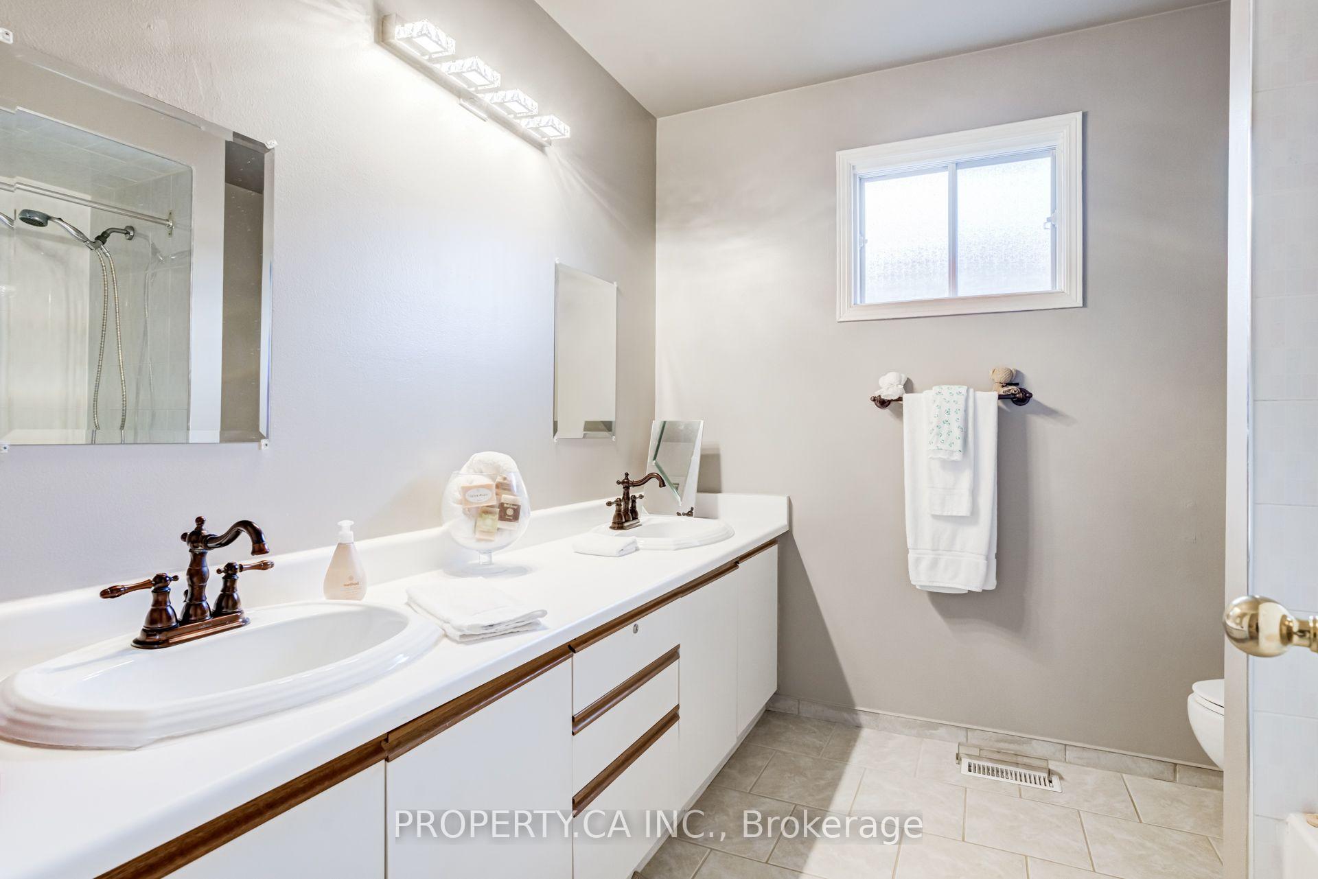 Photo 41 of 411 Freeman Crescent, Oakville, Falgarwood — HOMEH