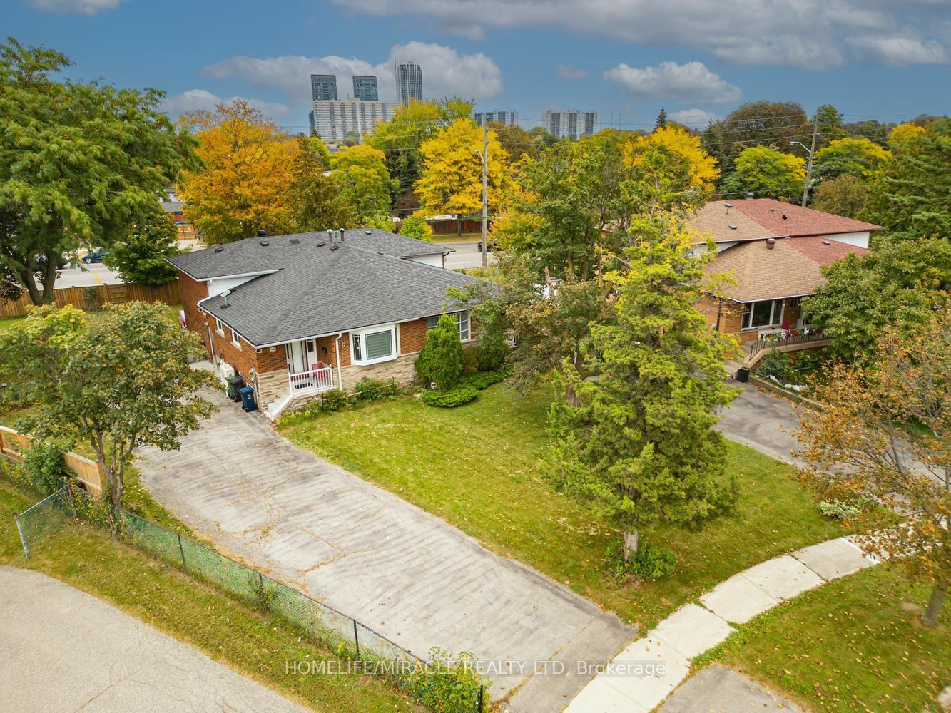 Photo 2 of 54 Sunderland Crescent, Scarborough, Woburn — HOMEH