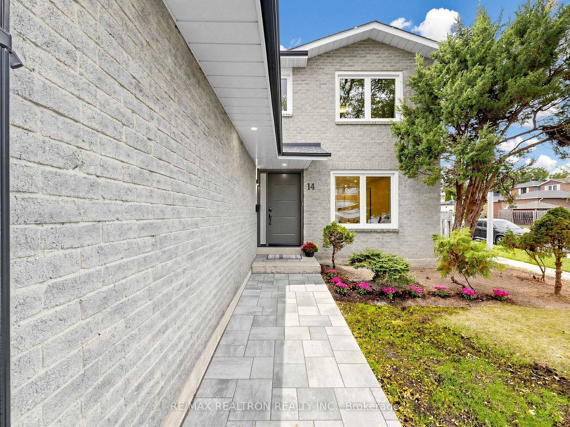 Photo 3 of 14 Lund Street, Richmond Hill, North Richvale — HOMEH