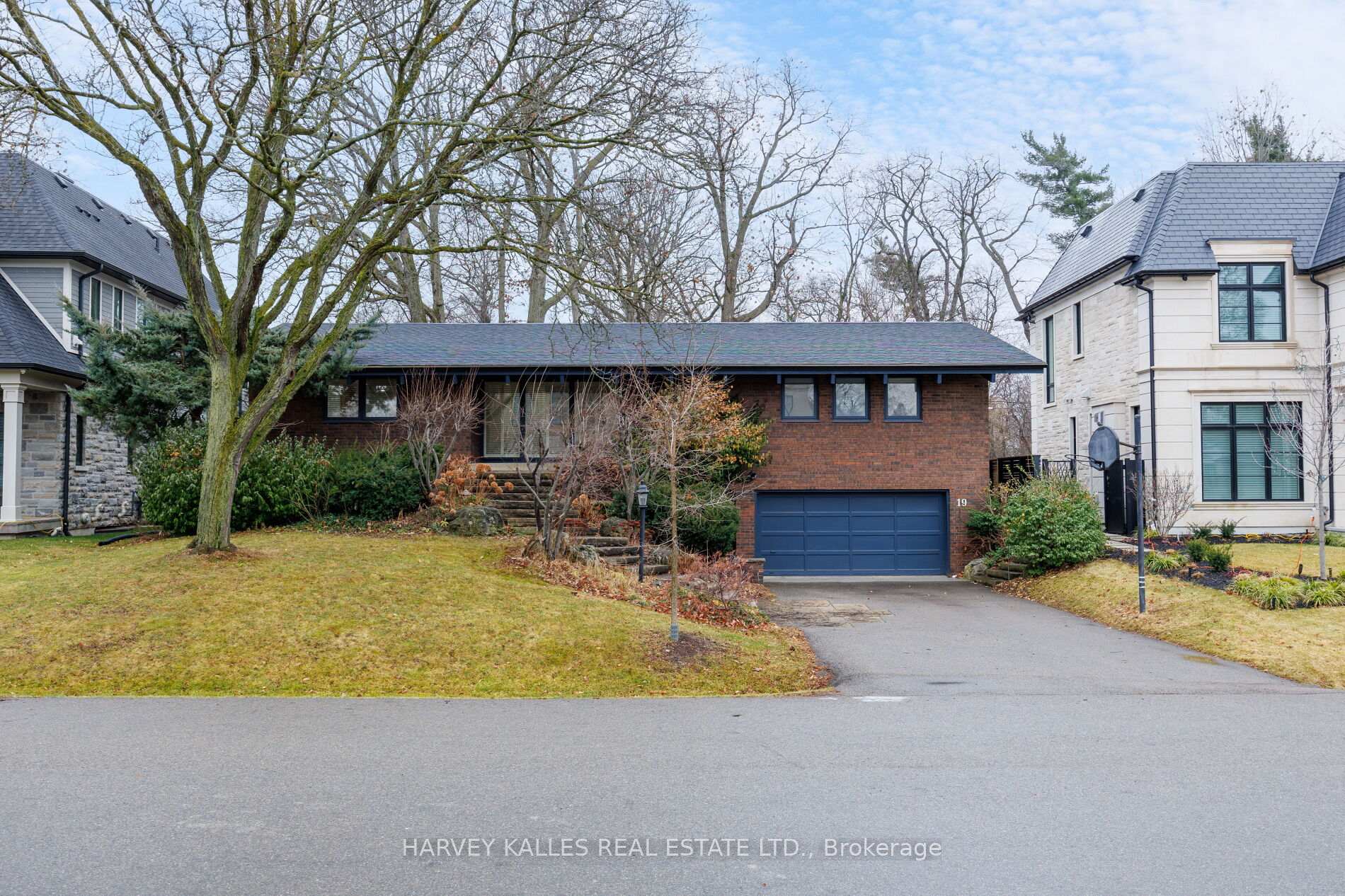 Photo 3 of 19 Blair Athol Crescent, Etobicoke, Princess-Rosethorn — HOMEH