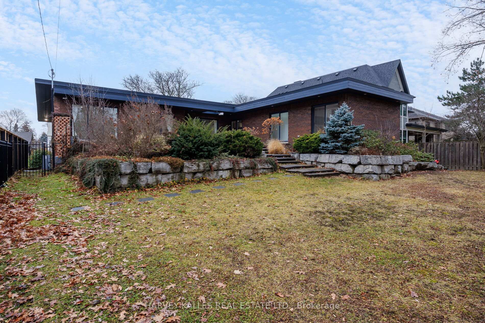 Photo 23 of 19 Blair Athol Crescent, Etobicoke, Princess-Rosethorn — HOMEH