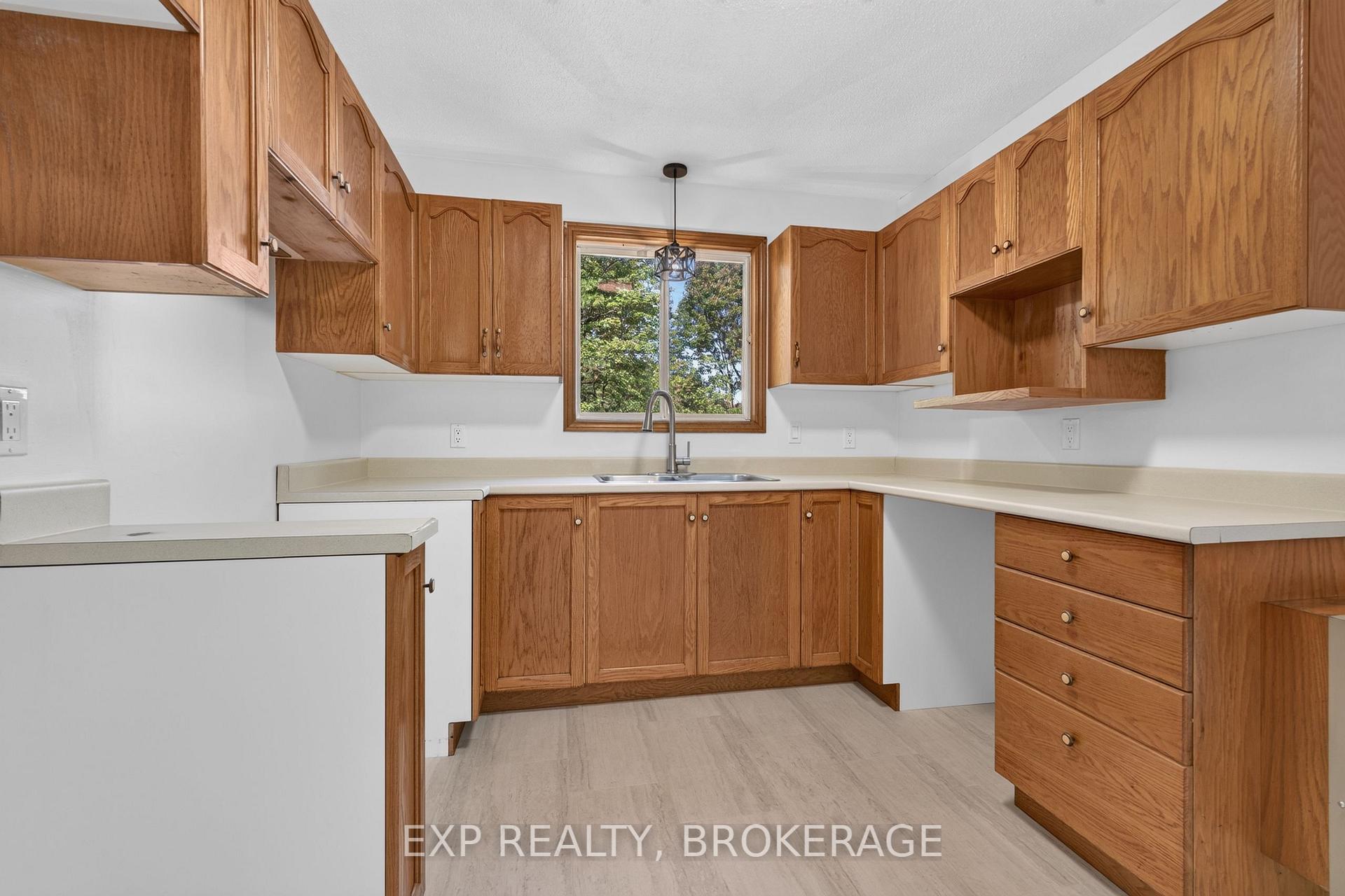 Photo 18 of 1054 York Road, Frontenac, Frontenac Centre — HOMEH