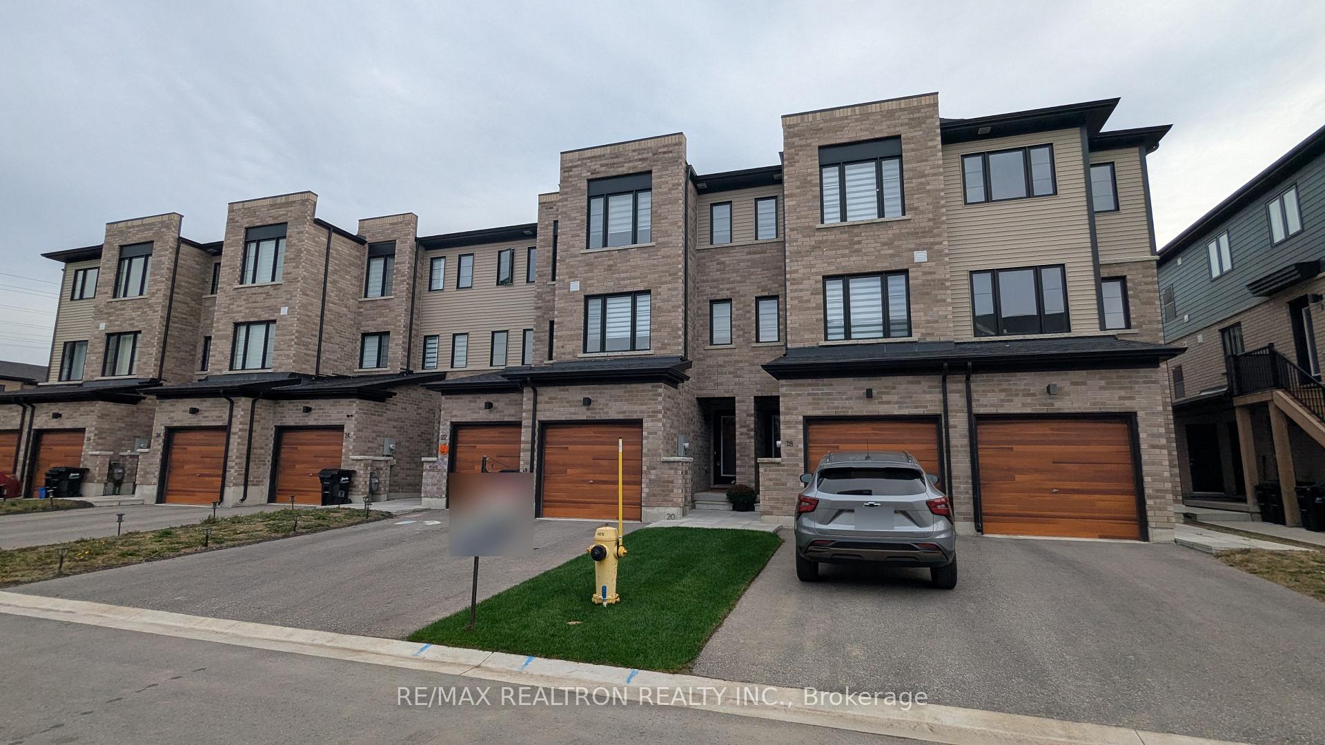 Photo 2 of 20 Pumpkin Corner Crescent, Barrie, Rural Barrie Southeast — HOMEH