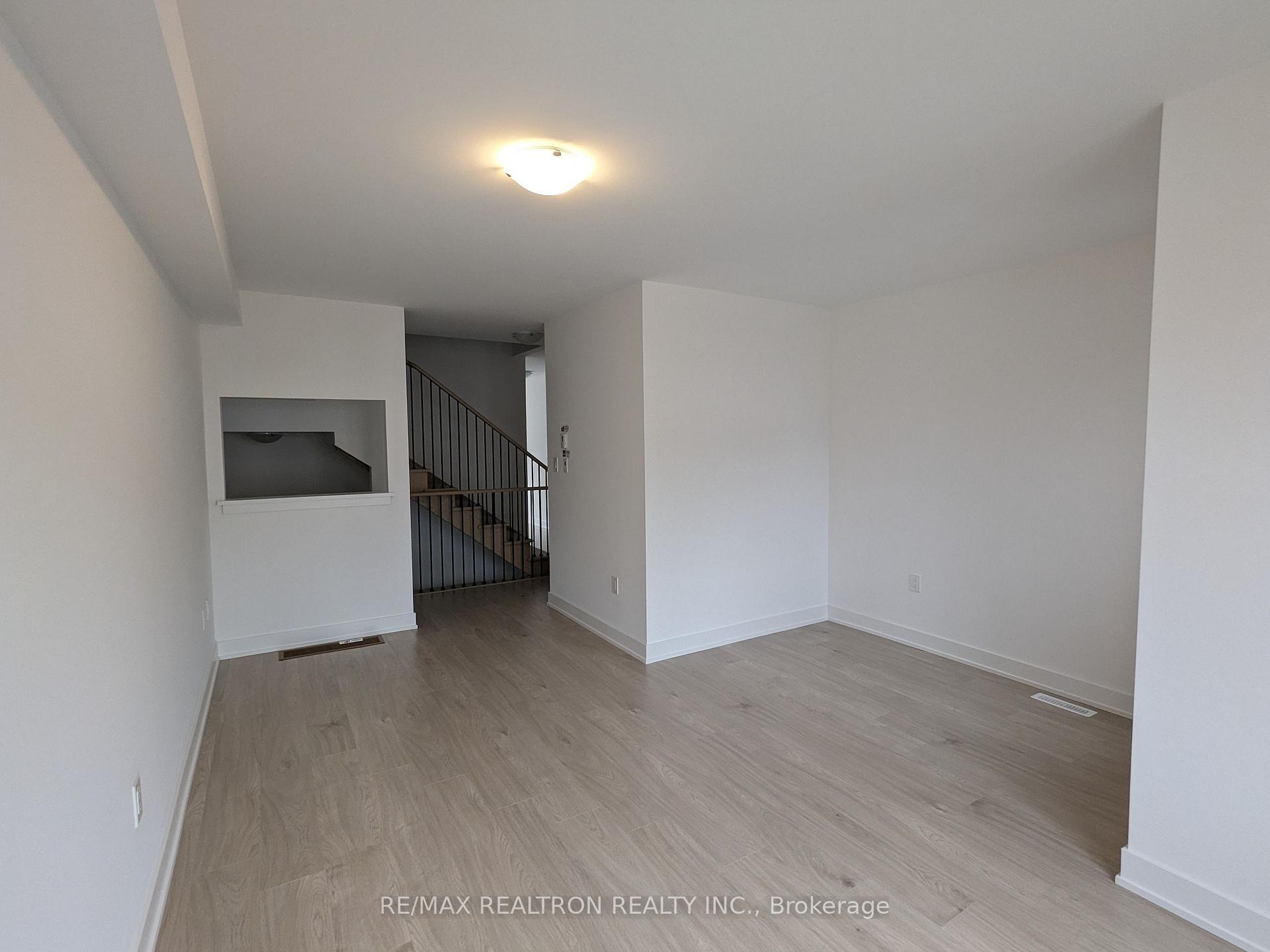 Photo 9 of 20 Pumpkin Corner Crescent, Barrie, Rural Barrie Southeast — HOMEH